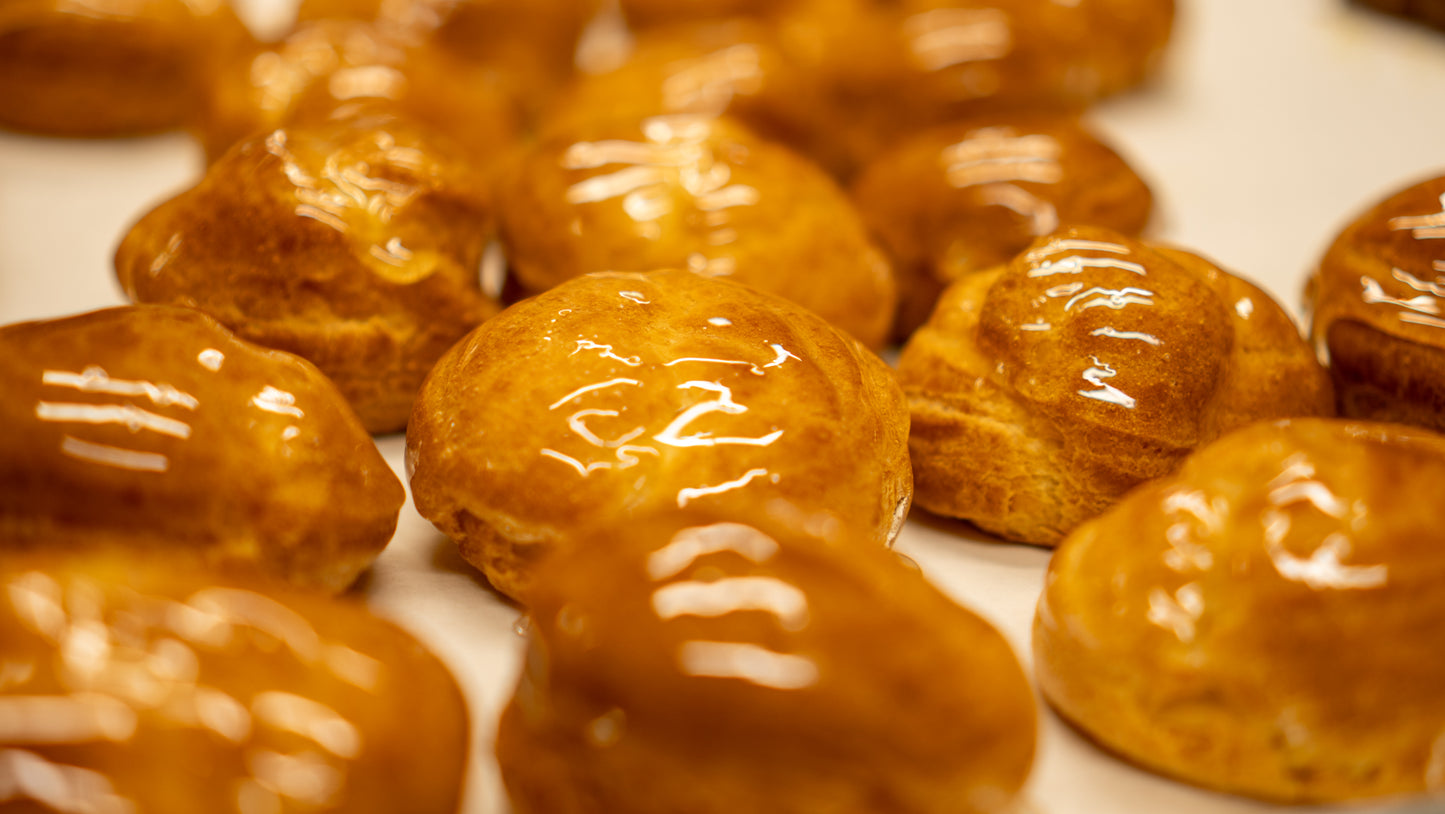 Crème Brûlée Puff Media Docena (6units) PICKUP ONLY Plaza Las Americas